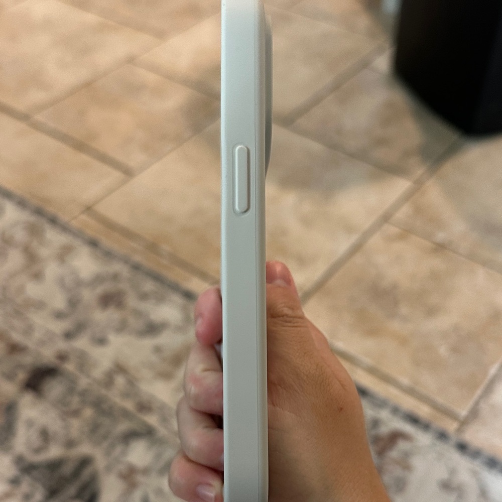 Amazon Essentials Cream Phone Case - Picture 3 of 5